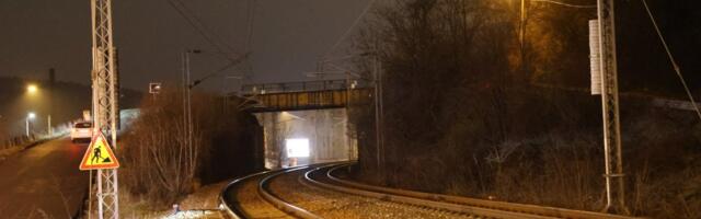 Jezive scene u Rakovici! Na pruzi i dalje leži telo žene, voz pun putnika stoji (UZNEMIRUJUĆE)