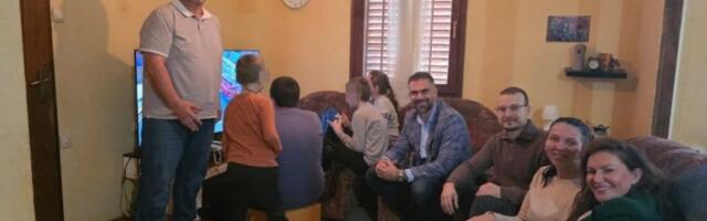 MIĆIN I VUČEVIĆ MLAĐI POSETILI SAMOHRANU MAJKU ČETVORO DECE: "Naša je obaveza da budemo oslonac i podrška"! (FOTO)