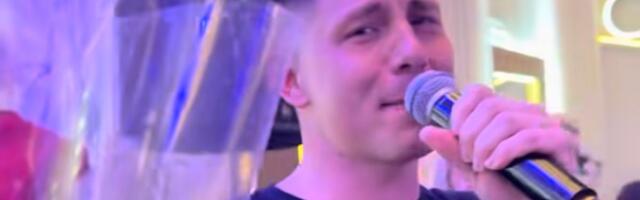 Momci iz poznatog benda prekinuli nastup, pa nastalo ludilo među ženama: Pevač “vadio” sa gomile, one u čudu