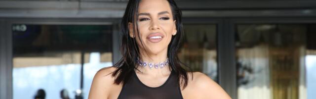 BILI U CENTRU PAŽNJE ZBOG SKANDALA NA AERODROMU, A SAD SE TOPE OD LJUBAVI! Pevačicu muž  iznenadio poklonom, odmah se oglasila: Ja sam... (FOTO)