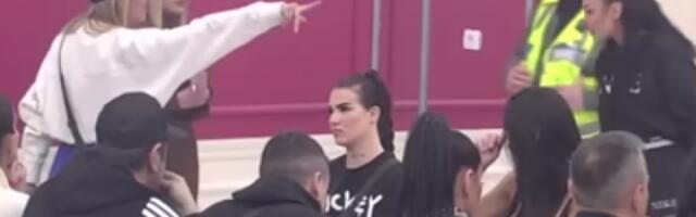 ANELI UNAKAZILA MAJU NA BRUTALAN NAČIN: Od starlete ostao samo SILIKON, voditeljka hitno prekinula program!