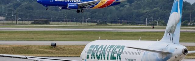 Avion usmrtio pešaka na pisti u Denveru, izbio požar na motoru, putnici evakuisani