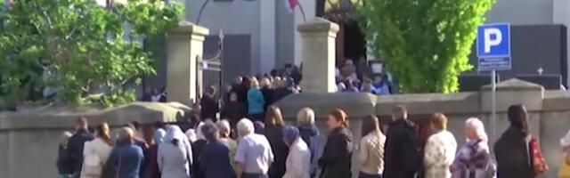 Vernici od jutros u redovima čekaju da se poklone pojasu Presvete Bogorodice: Molitveni početak slave Beograda, evo kuda će se kretati večerašnja litija (FOTO)