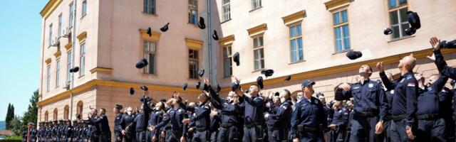 FOTO Promocija nove klase polaznika Centra za policijsku obuku u Kamenici: "Država će uvek štititi policajce"
