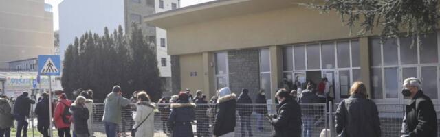 Ponovo iste slike ispred kovid ambulanti - nepregledni redovi ljudi za testiranje u Beogradu
