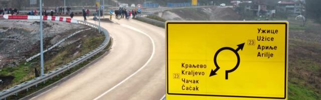 Мештани чачанских и лучанских села поново блокирали магистралу код наплатне рампе у Паковраћу