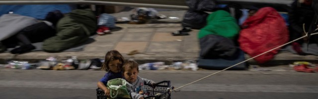 Hiljade migranata na Lezbosu spava na otvorenom
