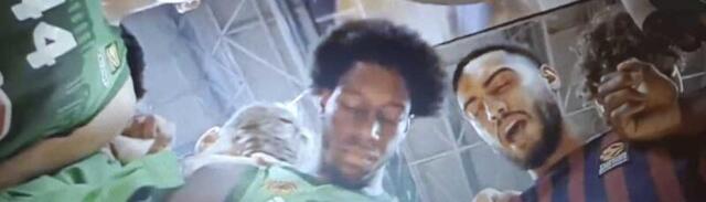 DRUGARSTVO PREVAZILAZI RIVALSTVO: Scena za svako poštovanje u Atini! Markus Hauard održao molitvu za zdravlje Matijasa Lesora sa košarkašima Panatinaikosa!