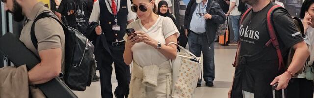 CECA SA SESTROM I SNAJOM STIGLA U SRBIJU: Pevačica bez šminke u opuštenom izdanju, a svi gledaju u Bogdaninu torbu (VIDEO)