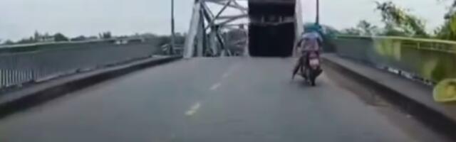 PAKAO NA ZEMLJI: Rupa na putu se otvorila i PROGUTALA dva automobila! (VIDEO)