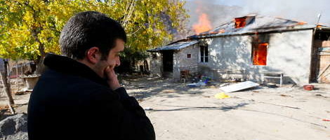 Video: Armenci pale svoje kuće prije predaje teritorije u Nagorno-Karabahu