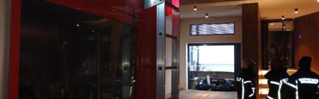 PRVE FOTOGRAFIJE AUTOMOBILA KOJI JE PROPAO U TERETNI LIFT! Vozilo sa četvoro putnika, među kojima i dvoje dece, OSTALO PRIGNJEČENO: Evo kako su spaseni! (FOTO)