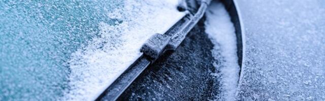 Jednostavan trik koji ODMRZAVA STAKLO vašeg auta za samo nekoliko sekundi