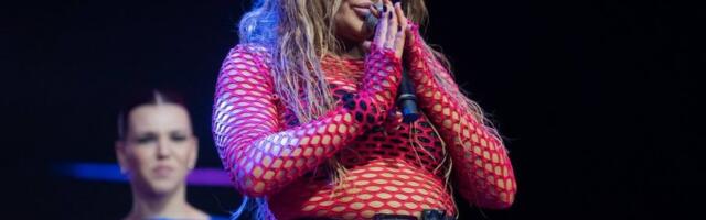 ŠTA SE DEŠAVA SA ANOM NIKOLIĆ? Pevačica se razvlači po podu tržnog centra! DRUŠTVENE MREŽE GORE!