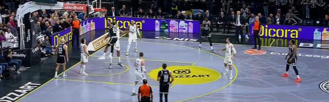 Bruno zakucava jednom rukom!