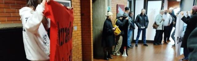 Neukusno: Blokaderi u Novom Sadu razvili transparent podrške Palestini dok gostuju profesori iz Izraela