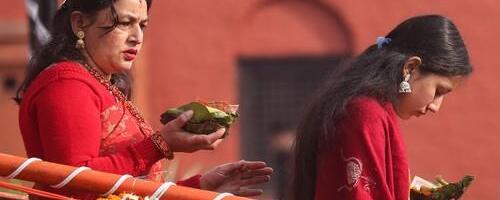 Sa terase gledaju tela svojih preminulih, ne sahranjuju ih: Ulivaju im vodu u usta, a onda...