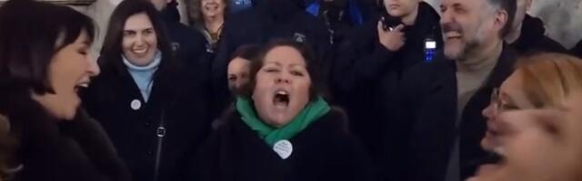 ŠOK SCENA! Blokaderi pevaju i prave haos nekoliko metara od mesta smrti devojke - Vučiću gradi ludnice (VIDEO)