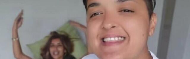 Jovana Pajić u toplesu, pored nje golišava Marija Šerifović: Prizor kakav nikad nismo videli, veoma su prisne