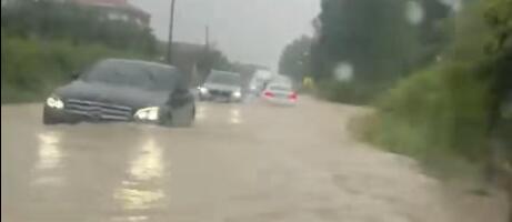 POTOP U DALMACIJI, POPLAVE PARALISALE SPLIT! Ceo grad pod vodom, snažno nevreme napravilo opšti haos u saobraćaju: Policija izdala dramatično upozorenje (VIDEO)
