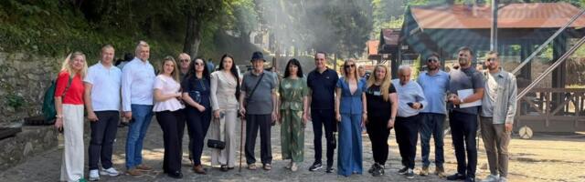 A na “svečano otvaranje” sezone kupanja u Vučjanki cela svita koju plaćaju građani