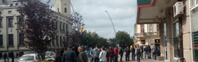 DO 100 EVRA 300 MUKA! Šapčani navalili na banke, u redovima se čeka od ranog jutra (FOTO)
