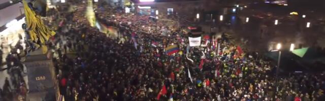 Studenti sve bliže Nišu, tokom puta dočekivani uz vatromet