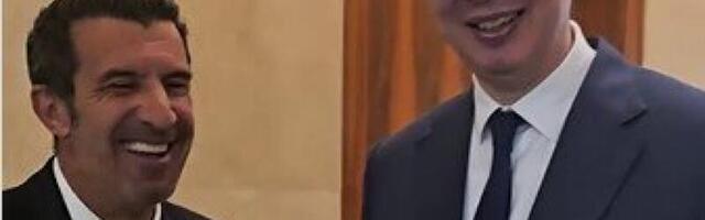 VUČIĆ SA LEGENDARNIM LUISOM FIGOM: Pogledajte susret - srpski predsednik dobio specijalni poklon od vlasnika PSG-a (VIDEO)
