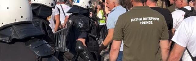 Sramni napad na ratne veterane: Iz ćacilenda ih udarali, prskali vodom i nazivali ustašama (VIDEO)