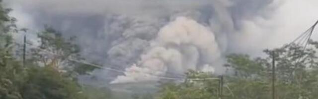 Uspavani vulkan eruptirao čak 10 puta u jednom danu! Hitno evakuisano 900 ljudi, lava i pepeo na sve strane (VIDEO)