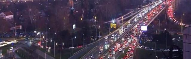 TOTALNI KOLAPS U BEOGRADU! Praznična groznica i popodnevni špic paralisali grad! Gazela stoji, na Novom Beogradu NEVIĐENI HAOS, a ova mesta obavezno da izbegavate! (FOTO)