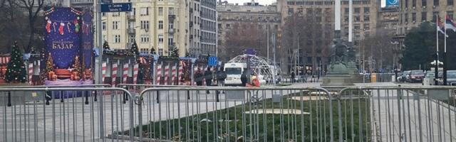 Božićno seoce ispred Skupštine prazno, svi štandovi zatvoreni