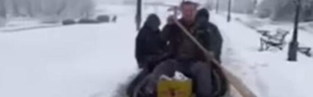 Hit snimak iz Futoga nasmejao Srbe! Ovako nešto još niste videli, njih trojica na sankama, a u rukama drže... VIDEO