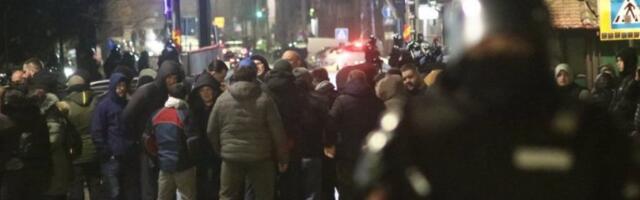 HAOS U KULI NAKON IZBORNOG DEBAKLA! Blokaderi žele najgore? Vređaju policiju, sprema se upad u opštinu, a pozivi na nasilje se šire po mrežama (FOTO, VIDEO)