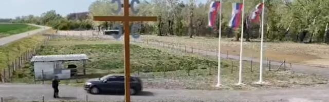Impozantno! U parku prirode Mali Bostun postavljen krst visine 12 metara (VIDEO)