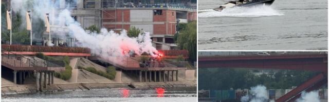 VELIČANSTVENI PRIZORI NA UŠĆU U BEOGRADU: Pogledajte kako građani sa čamaca i brodića pružaju podršku predsedniku Vučiću i SNS (FOTO/VIDEO)