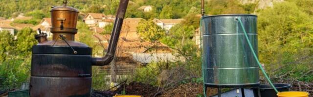 Velika akcija carine: Oduzeto 2.314 litara domaće rakije, slede ogromne kazne i zaplena opreme