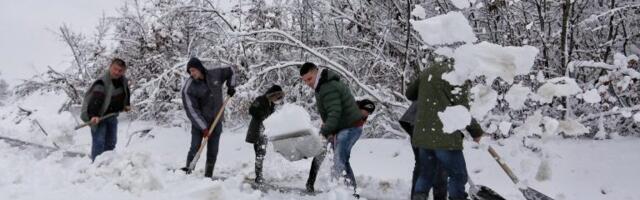 Velike muke na Pešteru zbog snijega: Mještani Delimeđa sami čistili puteve (FOTO)
