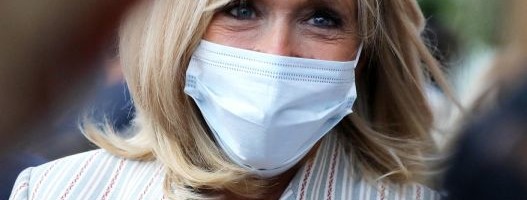 Savršena letnja elegancija: Brigitte Macron u blejzeru sezone