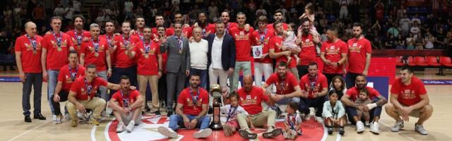 Zvezdi dodeljen šampionski pehar posle sramnog finala