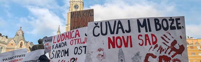 FOTO, VIDEO: Masovni protest u Novom Sadu završen skupom na Trgu slobode