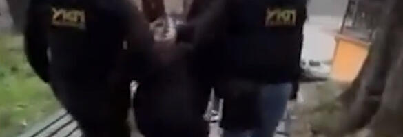 MUP objavio snimak hapšenja napadača sa Novog Beograda: Vidi se kako ga izvode iz zgrade (VIDEO)