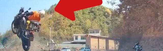 STRAŠNA SCENA! Motorom sletela pravo u provaliju: Svi se hvataju za glavu kad vide snimak