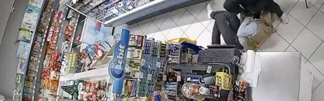 Isplivao neverovatan snimak: Hrabra radnica nasrnula na pljačkaša, ni automatska puška je nije sprečila (VIDEO)