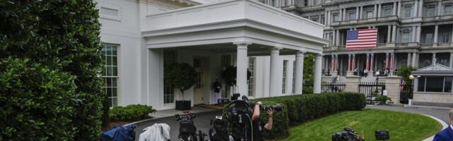 (FOTO) Ceo svet se smeje Amerikancima: Znate li šta se vijori ispred Bele kuće pred istroijsku posetu kralja Čarlsa III?