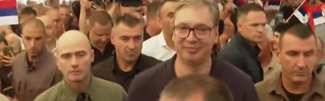 UŽIVO VUČIĆ VELIČANSTVENO DOČEKAN U BANOVOM POLJU KOD BOGATIĆA! Reka ljudi se okupila, predsednik stigao među narod da čuje svaki njihov problem (VIDEO)