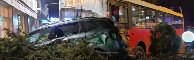 Autobus uleteo na parking kod Ustaničke, vozač povređen! (VIDEO)