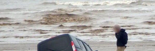 Jedan turista nemo je posmatrao svoj voljeni Ford kako tone