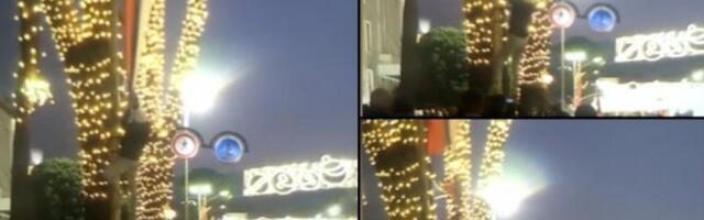 BOG NIKAD BRŽE NIJE REAGOVAO! Albanac pokušao da pocepa srpsku zastavu, pa pao sa bandere! (VIDEO)