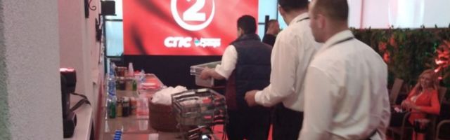(FOTO) REPUBLIKA U ŠTABU SPS! KRKANLUK I GURMANLUK! Evo kako se socijalisti spremaju za praćenje izbornih rezultata